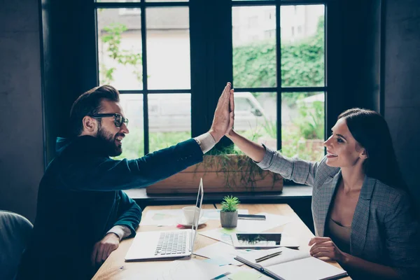 Twee vrolijke moderne professionele stijlvolle klassieke elegante mensen, — Stockfoto