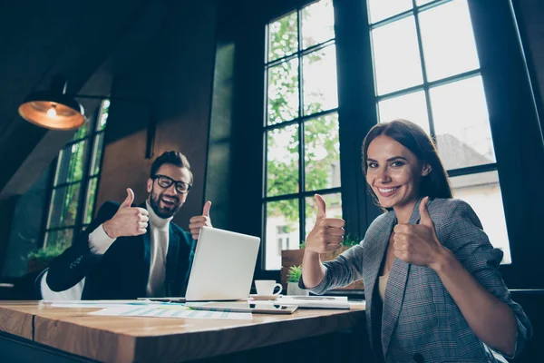 Visão de baixo ângulo de dois alegre inteligente moderno profissional s — Fotografia de Stock