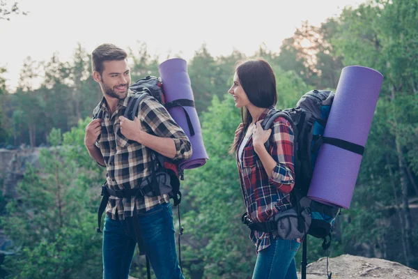 Belleza natural en el mundo Dos animadora alegre hablador emocionado — Foto de Stock