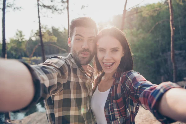 Auto-retrato de dois turistas funky, casal feliz no amor, peopl — Fotografia de Stock