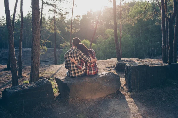 Tillbaka bakifrån av två människor, glad romantiska par, bär cas — Stockfoto