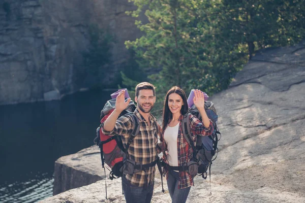 Dos personas emocionadas con estilo agradable con mochilas de senderismo en eco exp — Foto de Stock