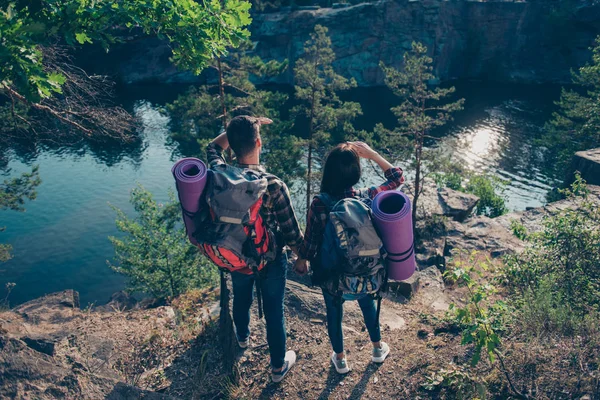 Vista trasera trasera de dos personas, cónyuges viendo el paisaje en fresco — Foto de Stock