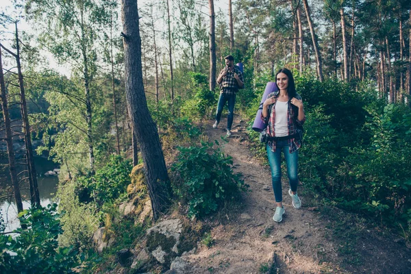 Cónyuges con camisas casuales a cuadros y jeans con mochilas — Foto de Stock