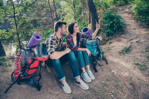 Dos personas, alegre pareja encantadora, cónyuges con cheque casual — Foto de Stock