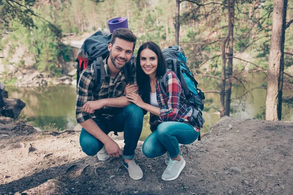 Two trendy stylish people, spouses with bags on vacation, wearin — Stock Photo, Image