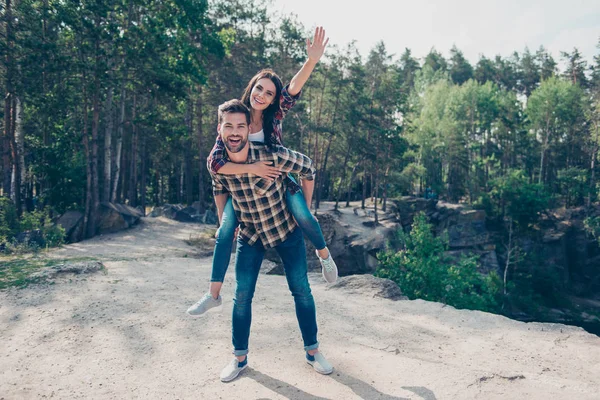 Dos personas alegres emocionadas con camisas casuales a cuadros y — Foto de Stock