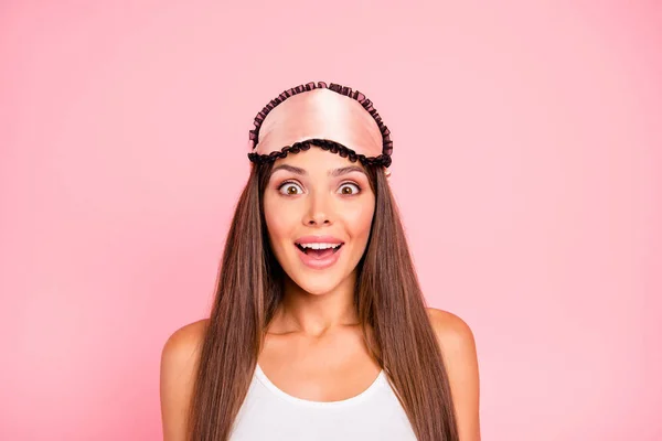 Retrato de jovem lindo sorrindo animado senhora usando máscara ocular — Fotografia de Stock