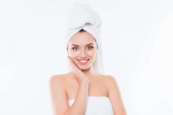 Retrato de linda mujer sexy después de la ducha con toalla en la cabeza touc — Foto de Stock