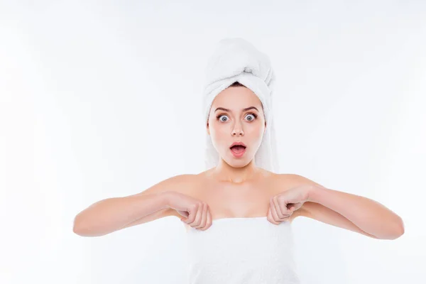 Retrato de mujer frustrada conmocionada después de la ducha con toalla —  Fotos de Stock