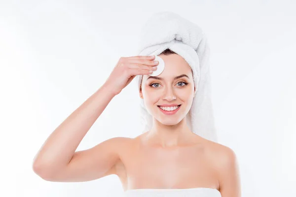 Portret van aantrekkelijk meisje met handdoek op haar hoofd geïsoleerd op w — Stockfoto
