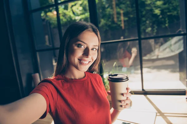 Bella giovane donna facendo selfie sulla fotocamera anteriore del suo sm — Foto Stock