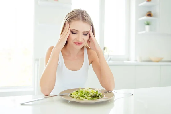 Im trött untasty äckligt sallad nära upp foto portrai — Stockfoto