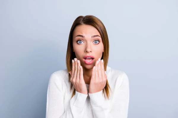 Retrato de chica asustada asustada con la boca y los ojos abiertos — Foto de Stock