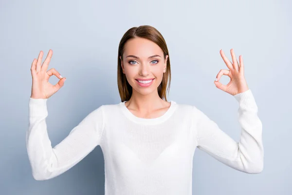 Porträt eines charmanten trendigen Mädchens in weißem Pullover mit zwei — Stockfoto