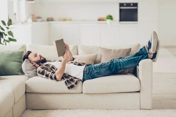 Aantrekkelijke, mannelijke, bebaarde, knappe man in geruite sh — Stockfoto