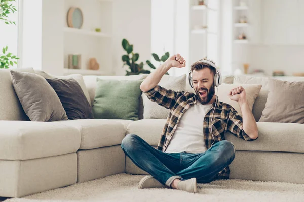 Bonito atraente barbudo jovens homens vestindo camisa casual e j — Fotografia de Stock