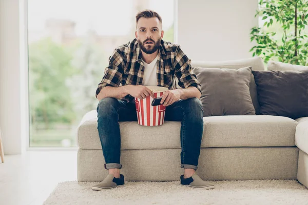 Conceito de tempo livre. Jovem está assistindo uma história emocionante na TV — Fotografia de Stock