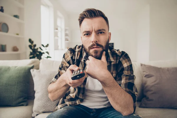 Primer plano retrato de guapo, atractivo, morena hombre mira en — Foto de Stock