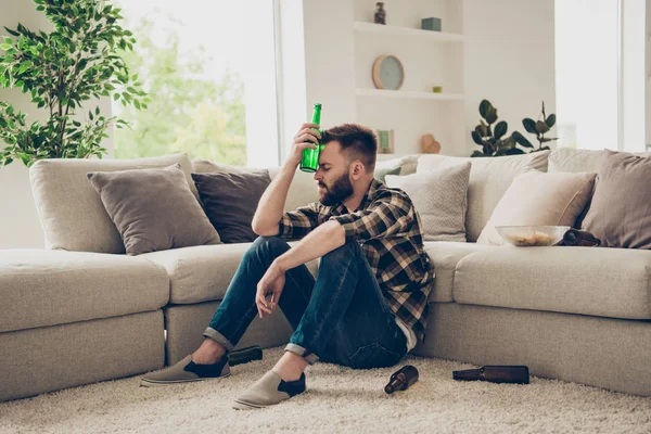 Pessoas, problema, conceito. Brunet solteiro, alcoólatra, sentar-se em — Fotografia de Stock