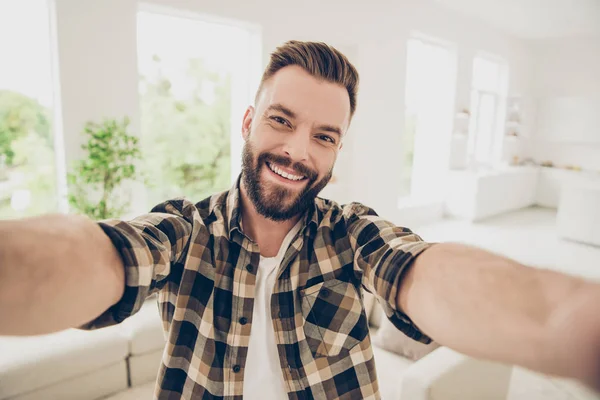 Jovem atraente morena homem com grande sorriso de dente tirar selfie em — Fotografia de Stock