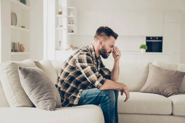 Vista lateral de la foto del hombre pensativo con estilo marrón camisa a cuadros — Foto de Stock