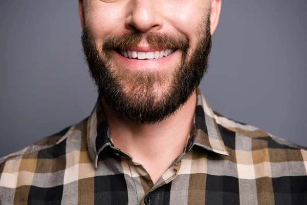 Nær opptil halve ansiktet bilde av mannen som stråler toothy smil isolert på – stockfoto
