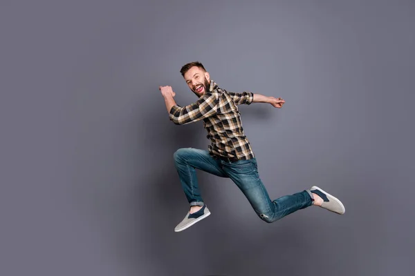 Comprimento total, pernas, corpo, tamanho retrato de homem maratona de corrida — Fotografia de Stock