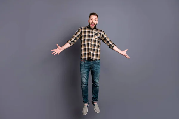 Jovem despreocupado, belo homem em casual marrom xadrez camisa, d — Fotografia de Stock