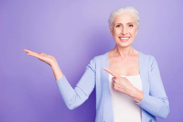 Cinza cabelos velhos agradável bonito sorridente mulher segurando produto obj — Fotografia de Stock