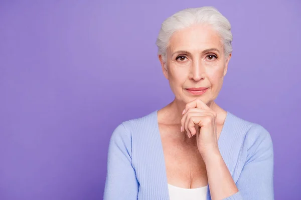 Portret van grijze haren mooi lachende oude dame denken abou — Stockfoto