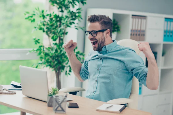 Concept van overwinning de foto van het weergeven van de kant van het profiel van knappe, att — Stockfoto