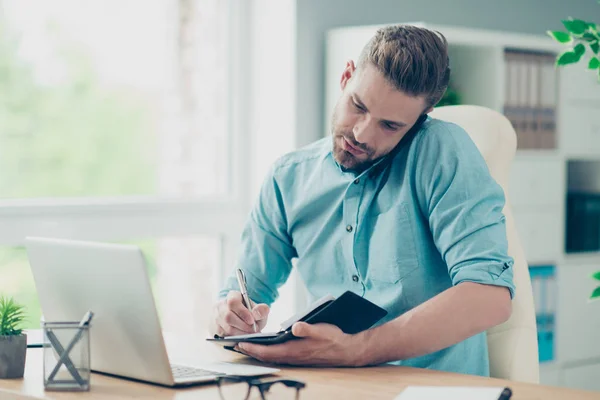 Knappe, aantrekkelijk, bebaarde man zit in een trendy casual stylis — Stockfoto