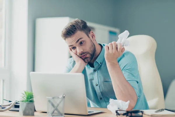 Cansado, infeliz, chateado, deprimido, o homem senta-se em uma moda casual st — Fotografia de Stock