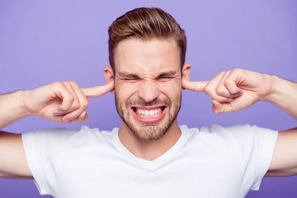 Nahaufnahme Portrait von schönen bärtigen verrückt traurig müde, erschöpft — Stockfoto