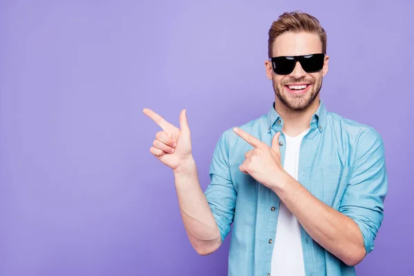 Aantrekkelijke bebaarde trendy stijlvolle zeker positieve vrolijke ma — Stockfoto