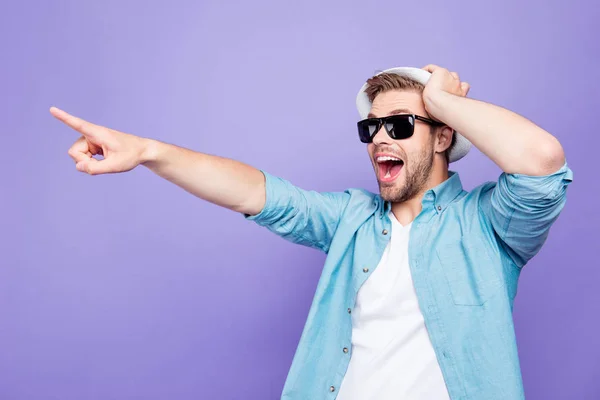 Barbudo elegante elegante homem alegre positivo vestindo shir casual — Fotografia de Stock