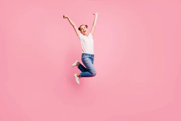 Full längd storlek kropp studio foto porträtt av glad glad glädje ganska fin charmig Söt härlig söt flicka hoppande upp isolerade på pastell rosa bakgrund — Stockfoto