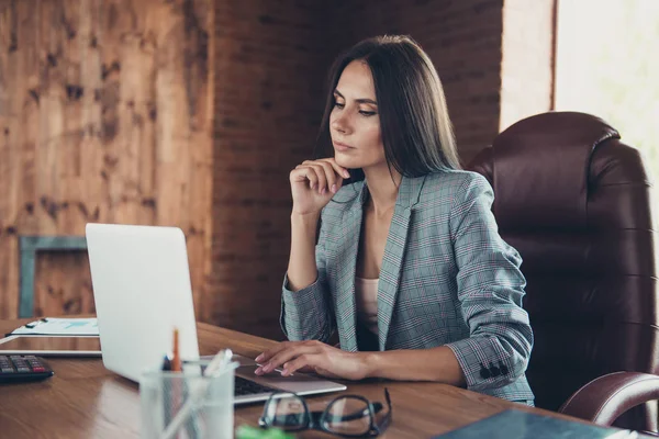 Elegante Adorável Profissional Inteligente Bela Senhora Latina Vestindo Jaqueta Cinza — Fotografia de Stock