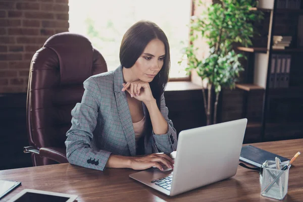 Chytrý a inteligentní ceo brunetka žena v moři kostkované sako — Stock fotografie