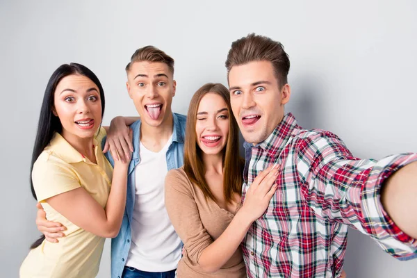 Retrato de jovens alegres fazer selfie na câmera frontal em mo — Fotografia de Stock