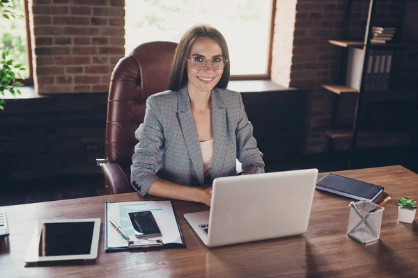 Secretaria morena inteligente e inteligente en gris a cuadros — Foto de Stock