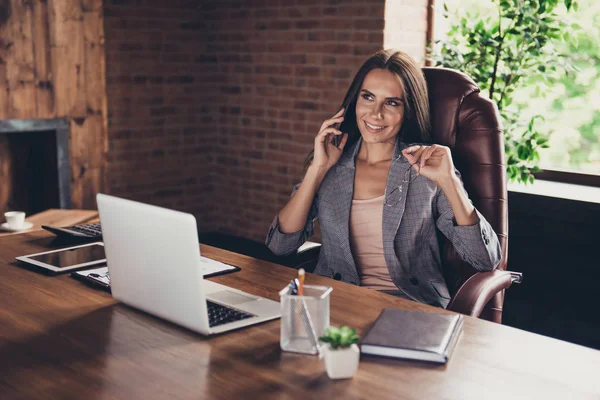 Slimme brunette dame in het grijze Geruit blazer spreekt op de cellu — Stockfoto