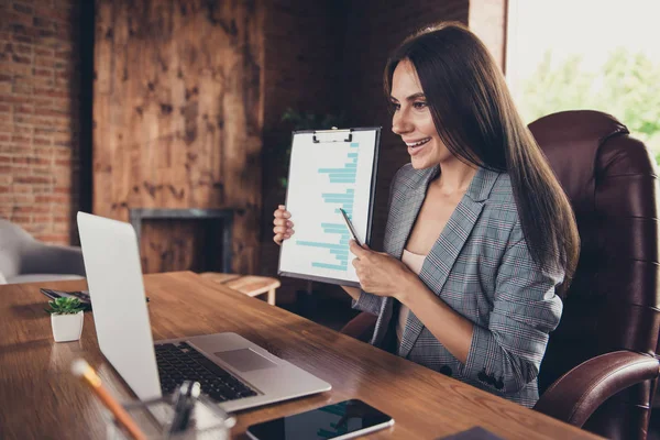 Bijwonen van de on line vergadering, elegante mooie charmante klassieke stijlvolle — Stockfoto