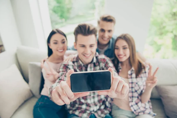 Toda a atenção ao smartphone Foco na tela do telefone moderno — Fotografia de Stock