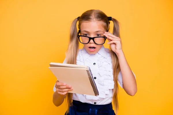 Capelli biondi confusi concetto di espressione facciale. Chiudi foto p — Foto Stock