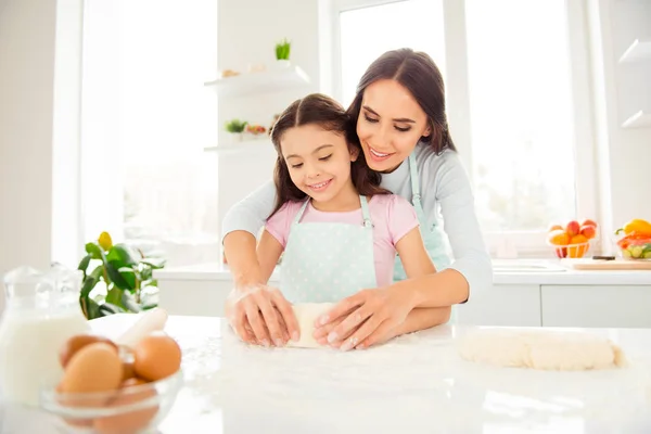 Charmante schattig aantrekkelijke mooie brunette Kaukasische vriendelijke s — Stockfoto