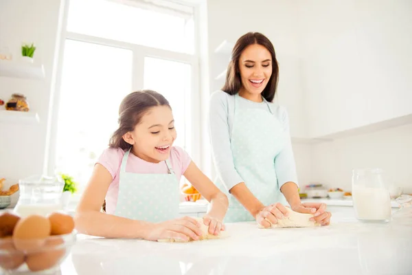 Lage Hoekmening Van Vrolijke Schattig Charmante Kaukasische Moeder Haar Schattige — Stockfoto