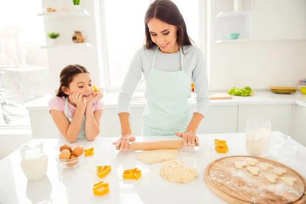 Charmante schattig aantrekkelijke mooie brunette Kaukasische vriendelijke s — Stockfoto