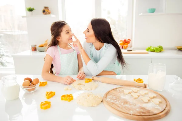 Vrolijke blij schattig charmante Kaukasische moeder en haar schattige verkee — Stockfoto